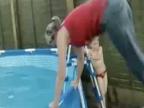 Akrobatický skok do bazéna