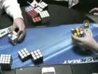 Rubikova kocka jednou rukou
