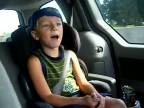 Spievajúci chlapec v aute