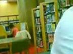 Zaujímavá žena v knižnici