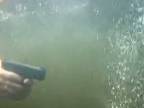 Glock 19 strieľa aj pod vodou