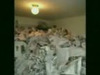 Izba plná novín