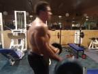 Lorenzo Becker trénuje biceps