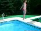 Nepodarené salto vzad do bazéna