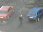 Rus mláti do zaparkovaných áut
