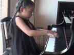 8-ročná pianistka.