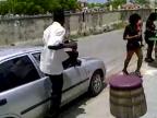 Africká metóda nastupovania do auta