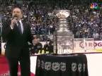 Zdeno Chára dvíha nad hlavu Stanley Cup