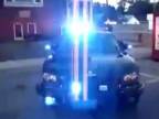 Hudobné policajné auto