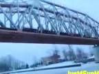 Rusi skáču z mosta