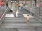 Praštená japonská šou - klzké schody