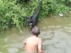 Opilec sa chcel pohrať s opicami