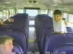 Vodič autobusu a nespratníci