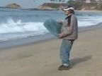 Bezdomovec sa učí surfovať