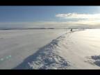"Preteky" na ľade: Auto vs. motorka