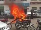 V Číne sa podpálili dvaja muži
