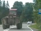 Ožratý traktorista ohrozoval premávku