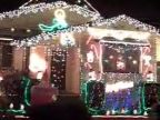 Vianočne vyzdobený dom