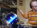 6 ročný chlapec dáva Foo fighters na bicích