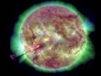 Zo Slnka sa uvoľnil solárny bič dlhý 800 tisíc km