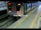 Samovrah skončil pod vlakom