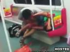 Dva aziati sa pohrýzli v metre