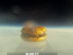 Operácia Skyfall: Prvý hamburger vo vesmíre