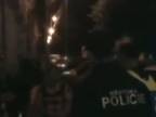 Skupina Českých cigáňov útočí na políciu