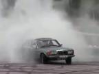 Driftovanie staršieho Mercedesu