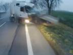 Ťažká havária kamiónu s prasknutou pneumatikou