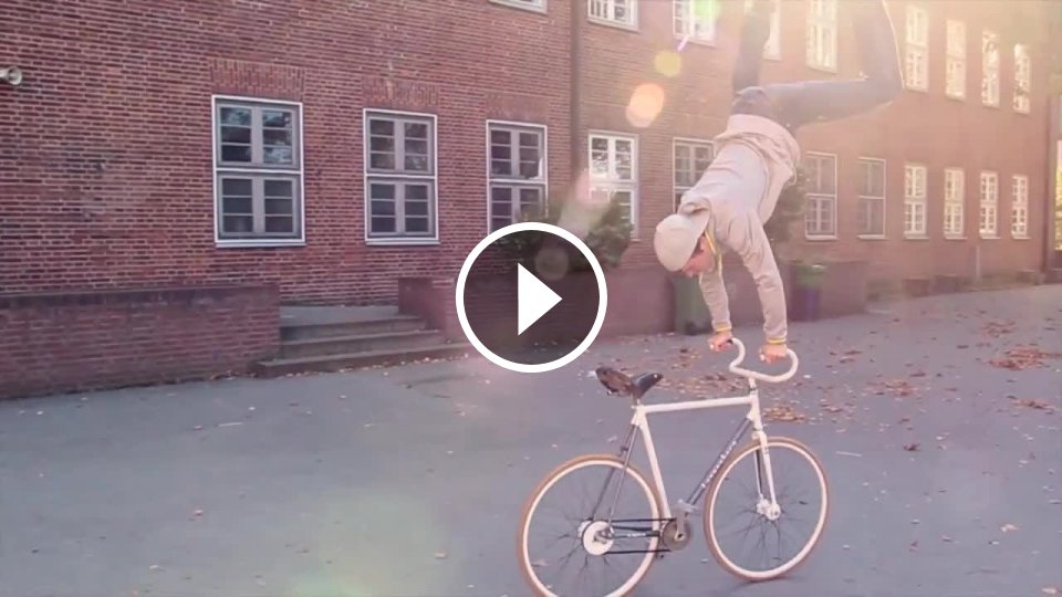 Видео с велосипедистом. Невероятные трюки на велосипедах. Сальто на велосипеде. Трюки на велосипеде фото. Трюки на велосипеде видео.
