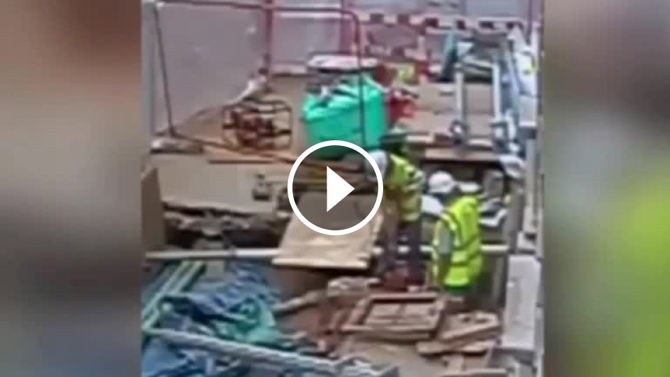 Zbíjačkou prerušil vedenie vysokého napätia (Británia) - Mojevideo