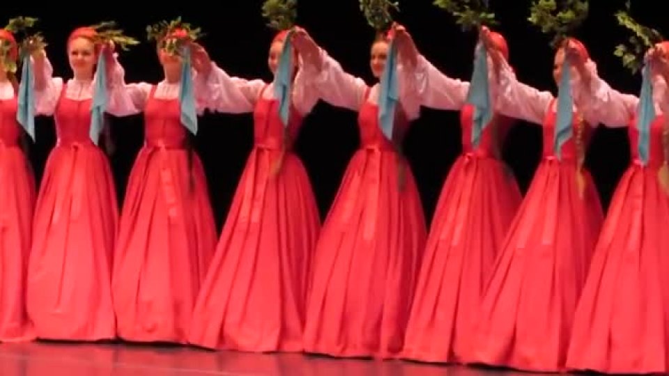 Колокольцы ансамбль березка хоровод. Ансамбль березка танец березка видео. Хоровод реченька ансамбля березка. Берёзка танцевальный ансамбль. Березка северный хоровод.