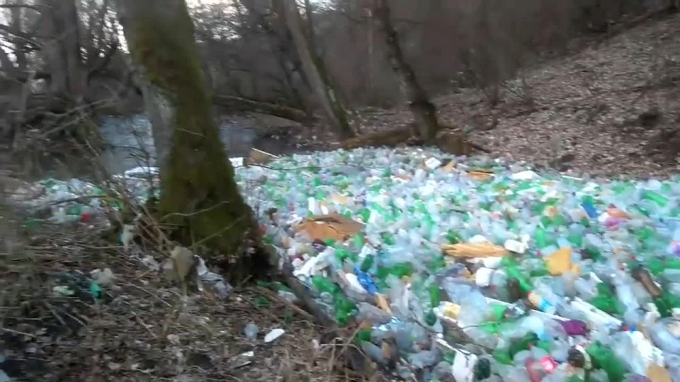 Plastová pohroma na rieke Bodva - Mojevideo