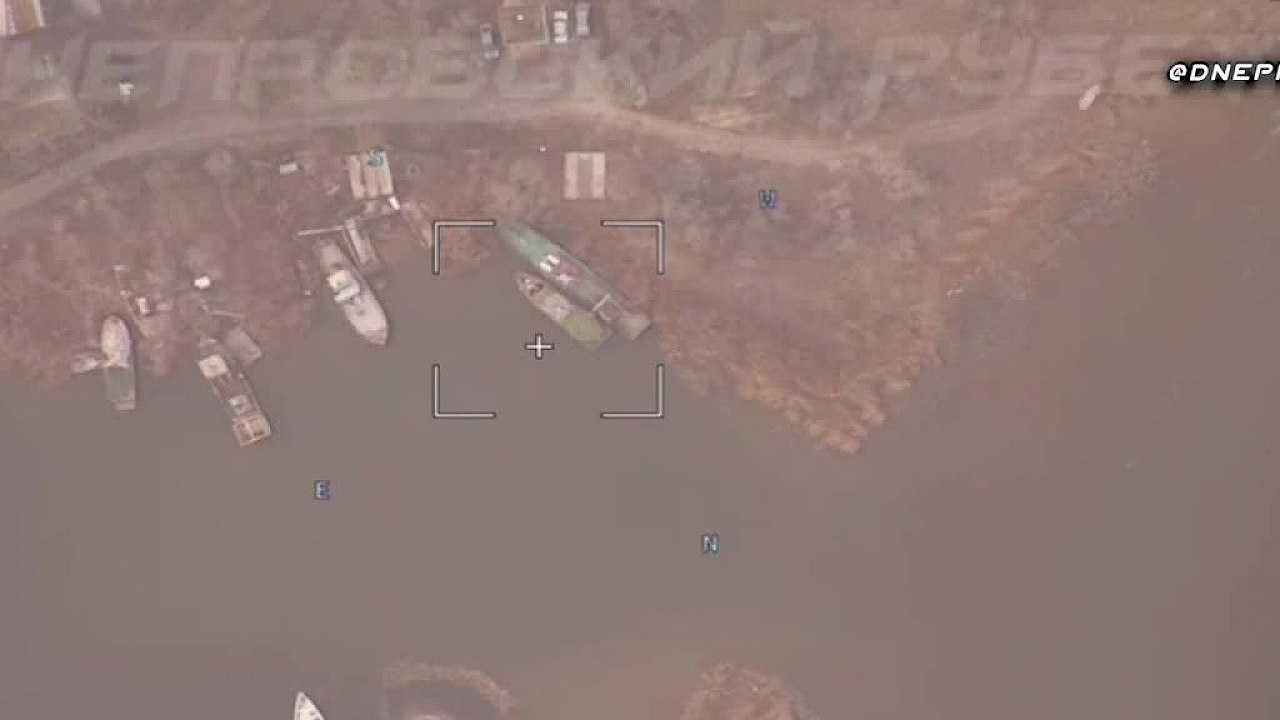 Ruský kamikadze dron Lancet vs. ukrajinský delový čln projektu 58150 ...
