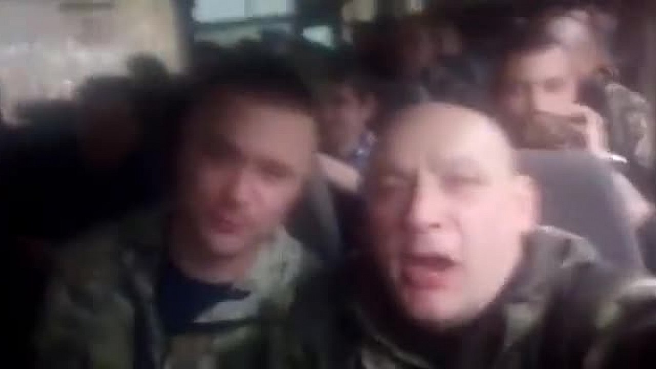 Oklamaní okupanti - Mojevideo