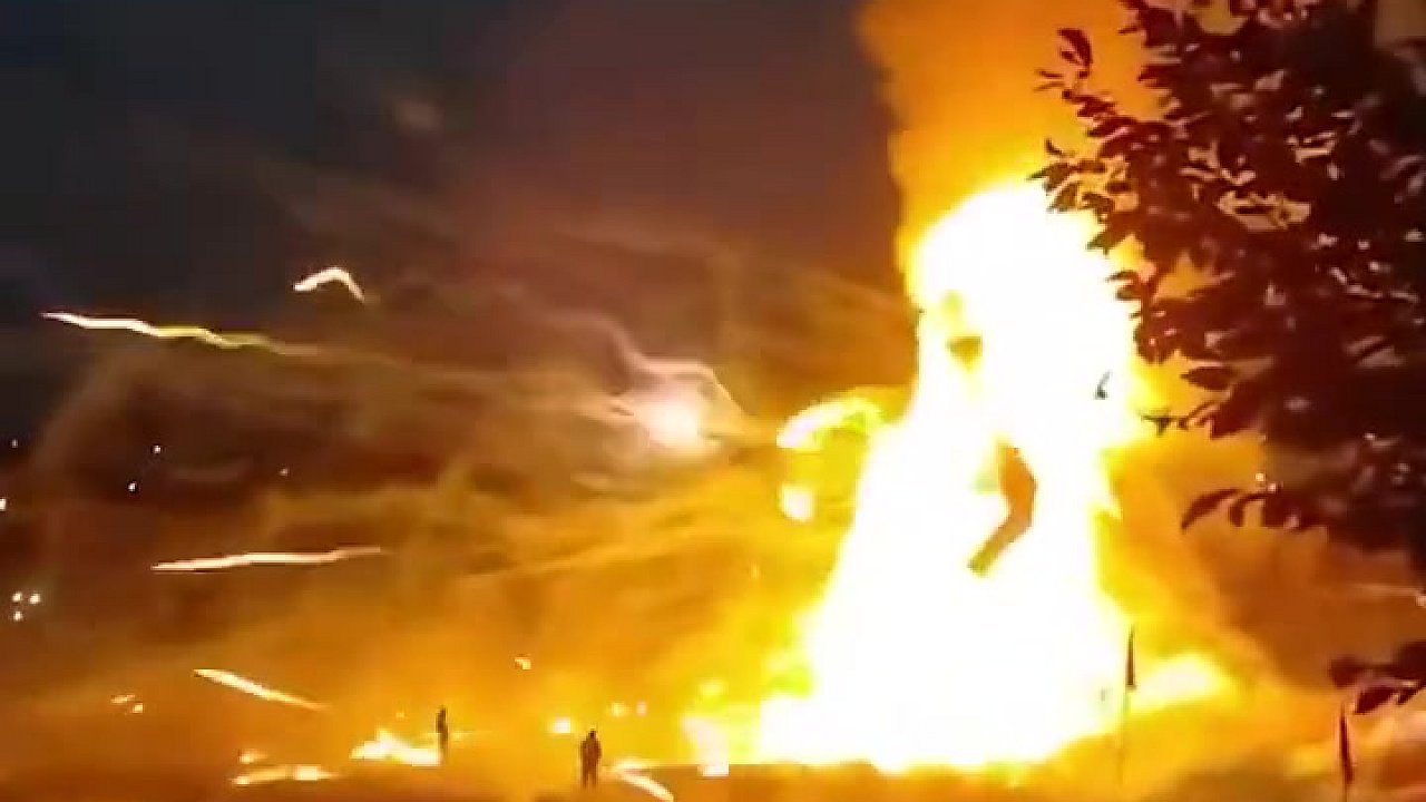 Defquon 1 Festival Dussehra v Indii: Ohňostroj vystrelil do davu a spôsobil ...