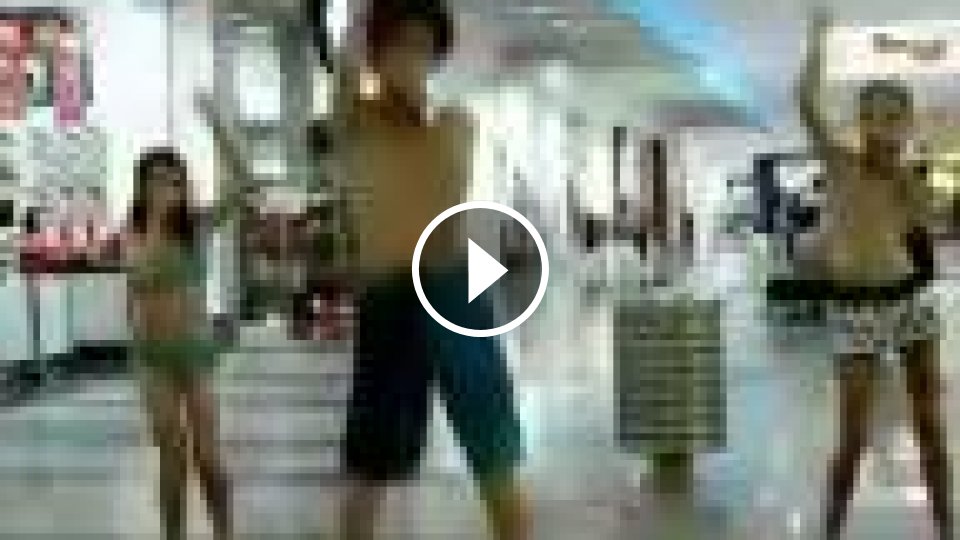 Striptíz v obchodnom centre - Mojevideo