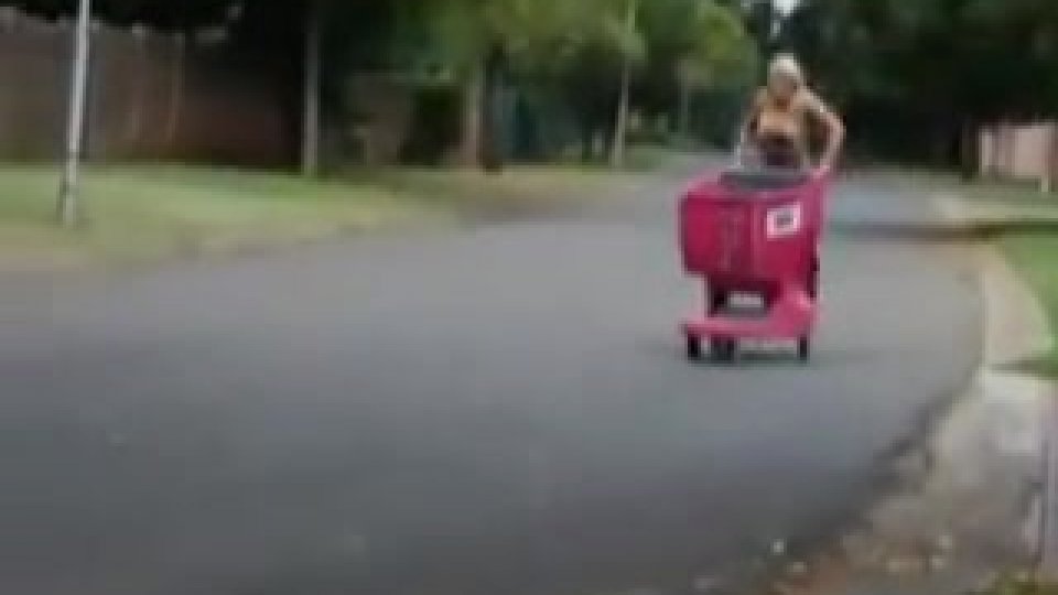 Blondínka a nákupný vozík - Mojevideo