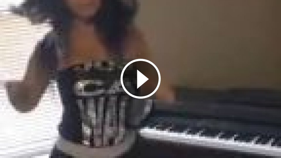 Brunetka sa vyzlieka doma - Mojevideo