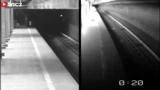 Na mol opitá žena v pražskom metre