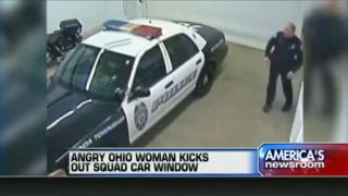 Zena vykopne okno na policajnom aute.