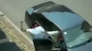 Tak ty nepôjdeš s toho auta von ?