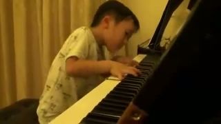 4 roční chlapček hrá na klavíri