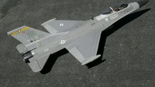 Model F-16 s mikro-kamerovým FPV systémom