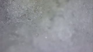 Topenie snehu pod mikroskopom