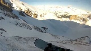 Snowboarďák sa skoro zabil, zletel z útesu