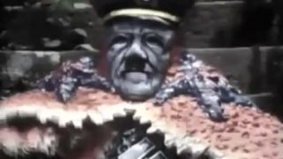 Hitler príšera útočí