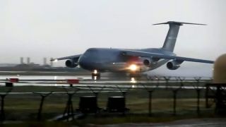 Štart USAF C-5 Galaxy zo zatopenej dráhy