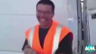 Smiech ako na baterky